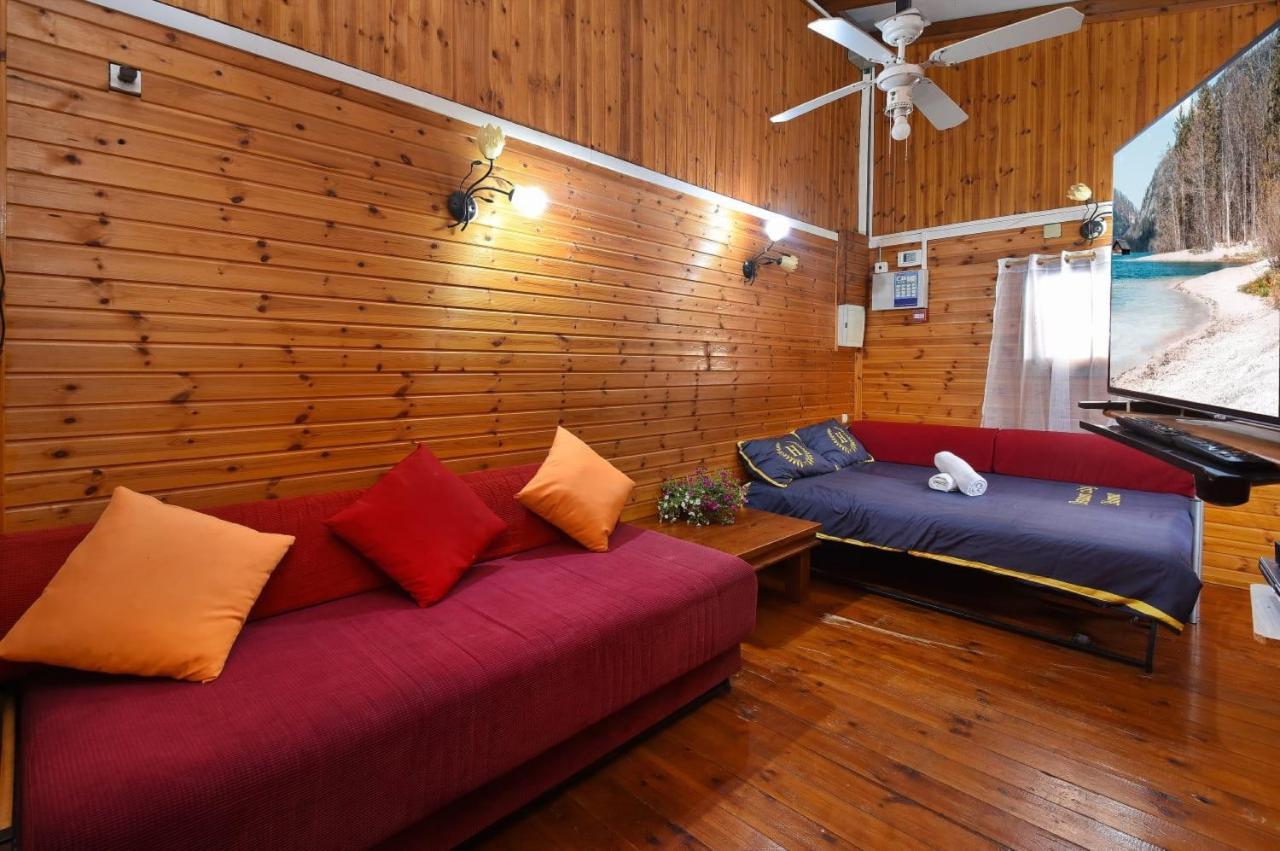 פינה במעיין Villa Mishmār Hāyardin Exteriör bild