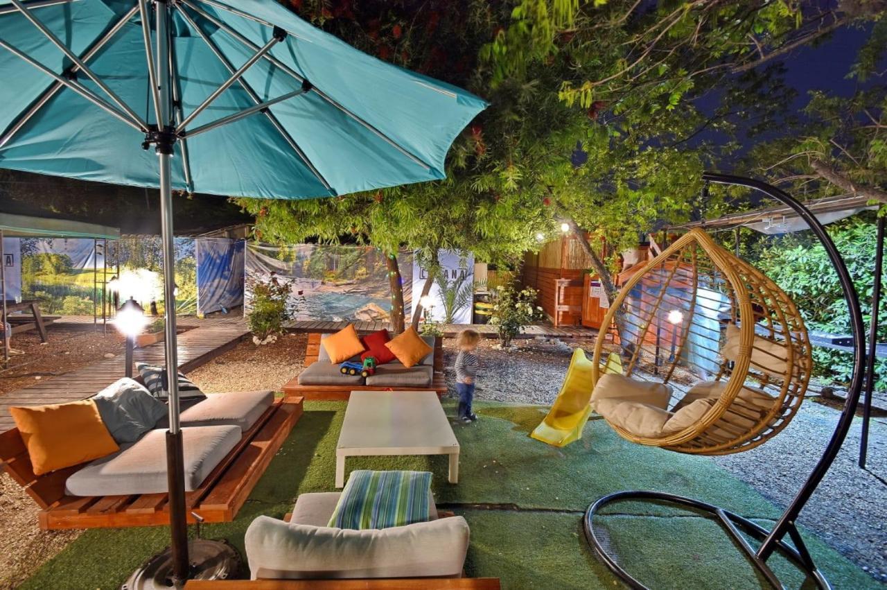 פינה במעיין Villa Mishmār Hāyardin Exteriör bild
