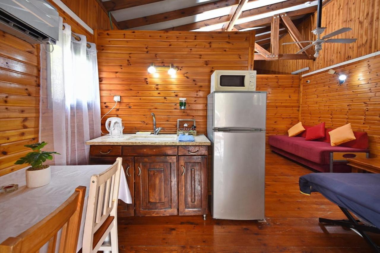 פינה במעיין Villa Mishmār Hāyardin Exteriör bild